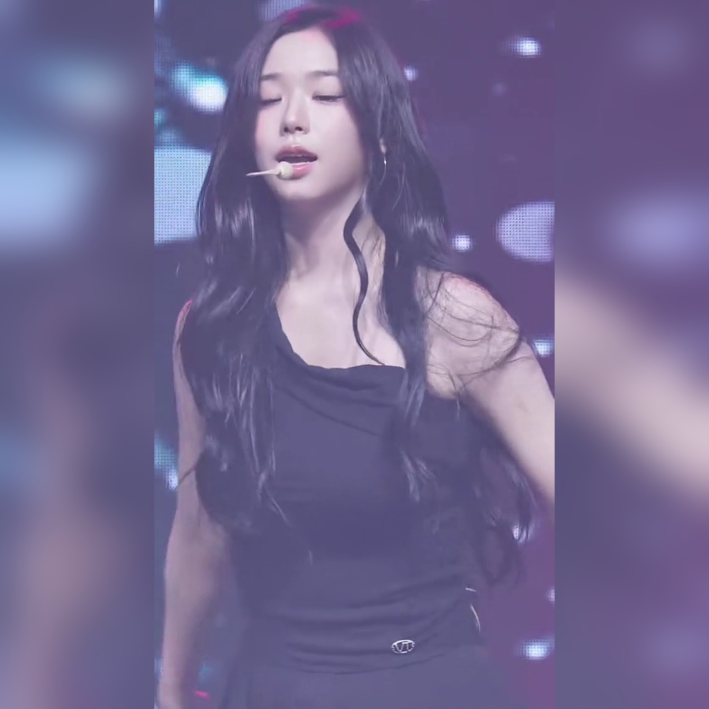 트리플에스 김채연 묵직한 검정 프릴 원오프숄더 출렁이는 무빙