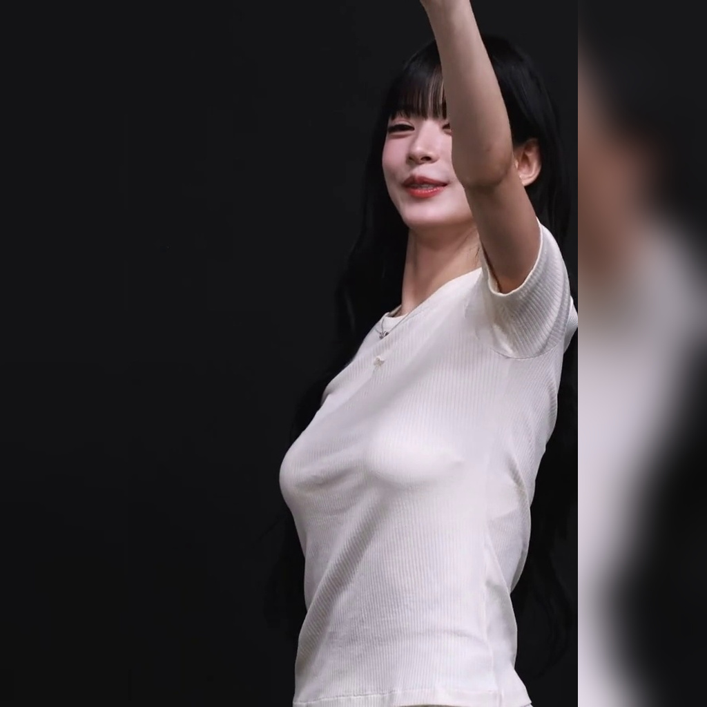 프나 팬미팅 이채영 브라 은근히 비치는 봉긋한 흰 골지 반팔티