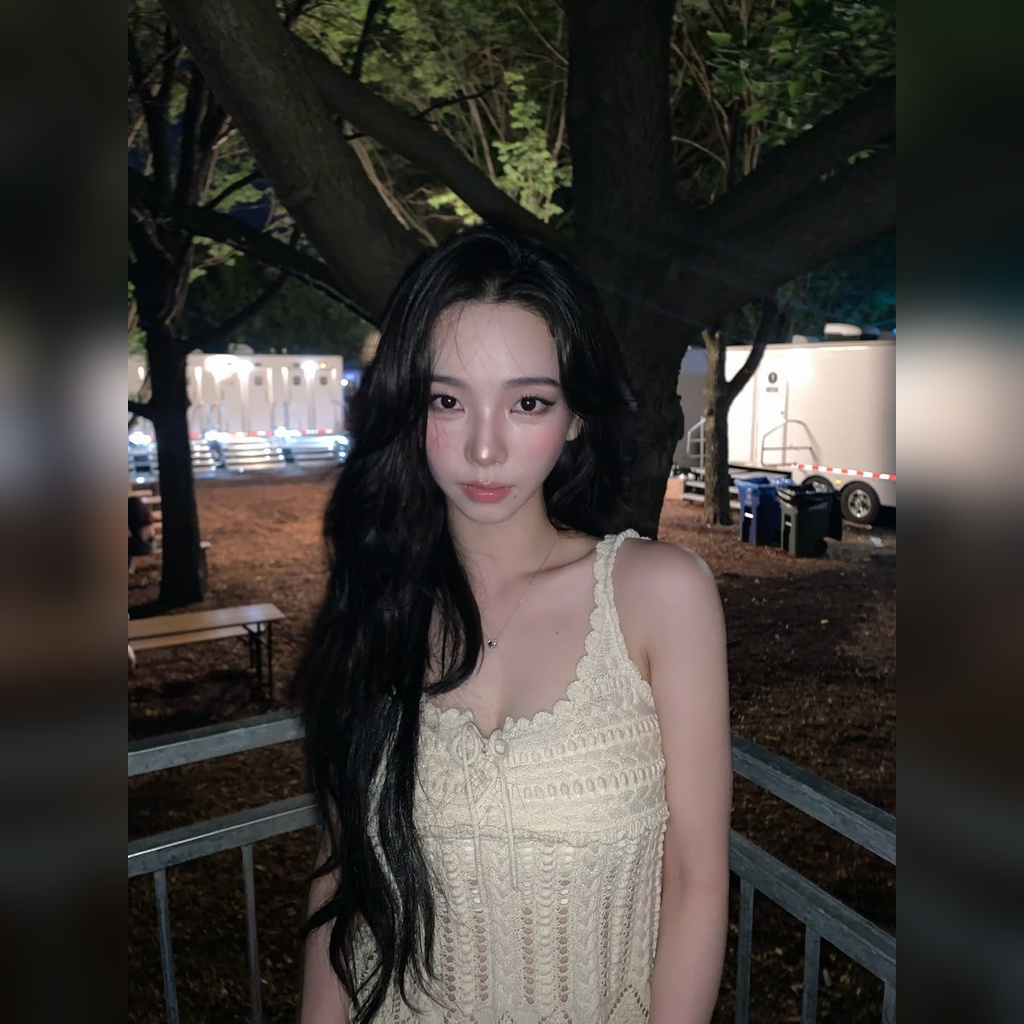 여자력 풍기는 카리나 화이트 레이스 끈나시 은근한 가슴골