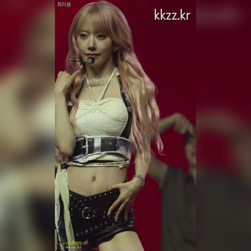LE SSERAFIM Sakura GIFs with a Bouncy Back