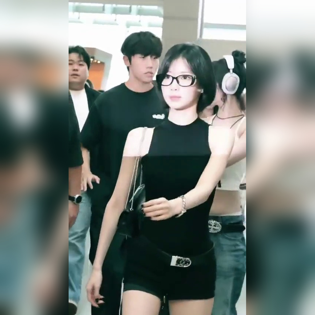 베이비몬스터 아사 뿔테 안경 공항패션 블랙 바디슈트 슬렌더 몸매