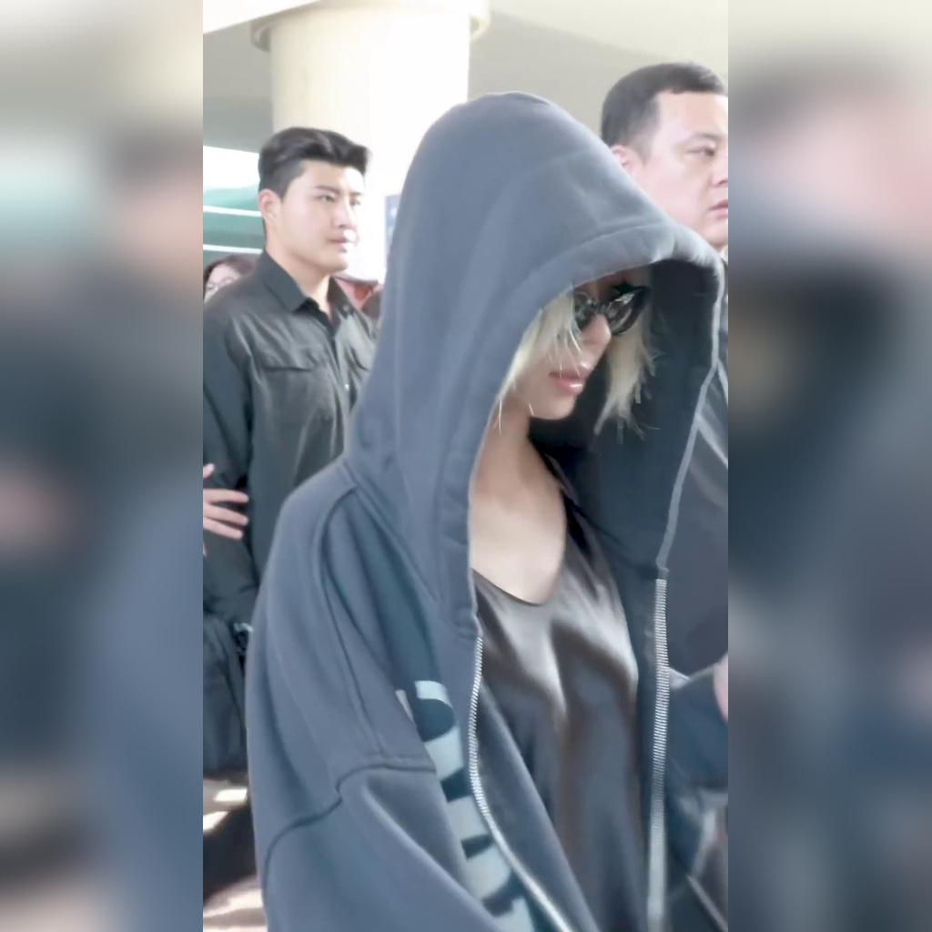 윈터 공항패션 너무 얇은 가죽 민소매 적나라한 가슴라인 ㅗㅜㅑ