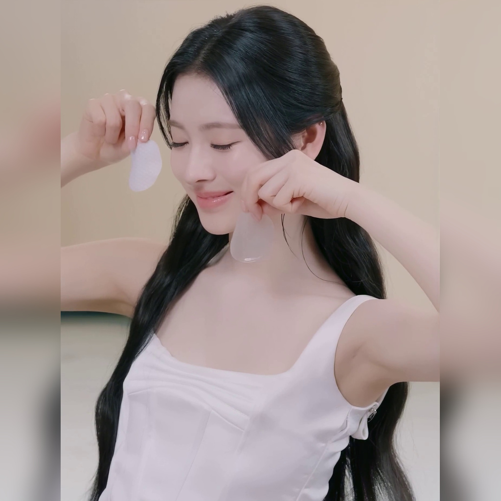 Miao Anna Sky-Blue Ruffled Dress Showing Just a Little Side Armpit