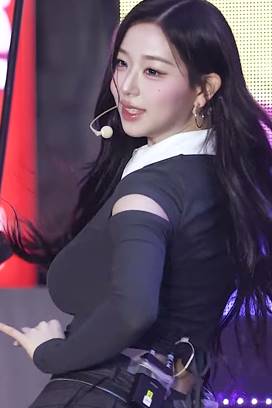 흔들리는 넥타이 트리플에스 김채연 움짤