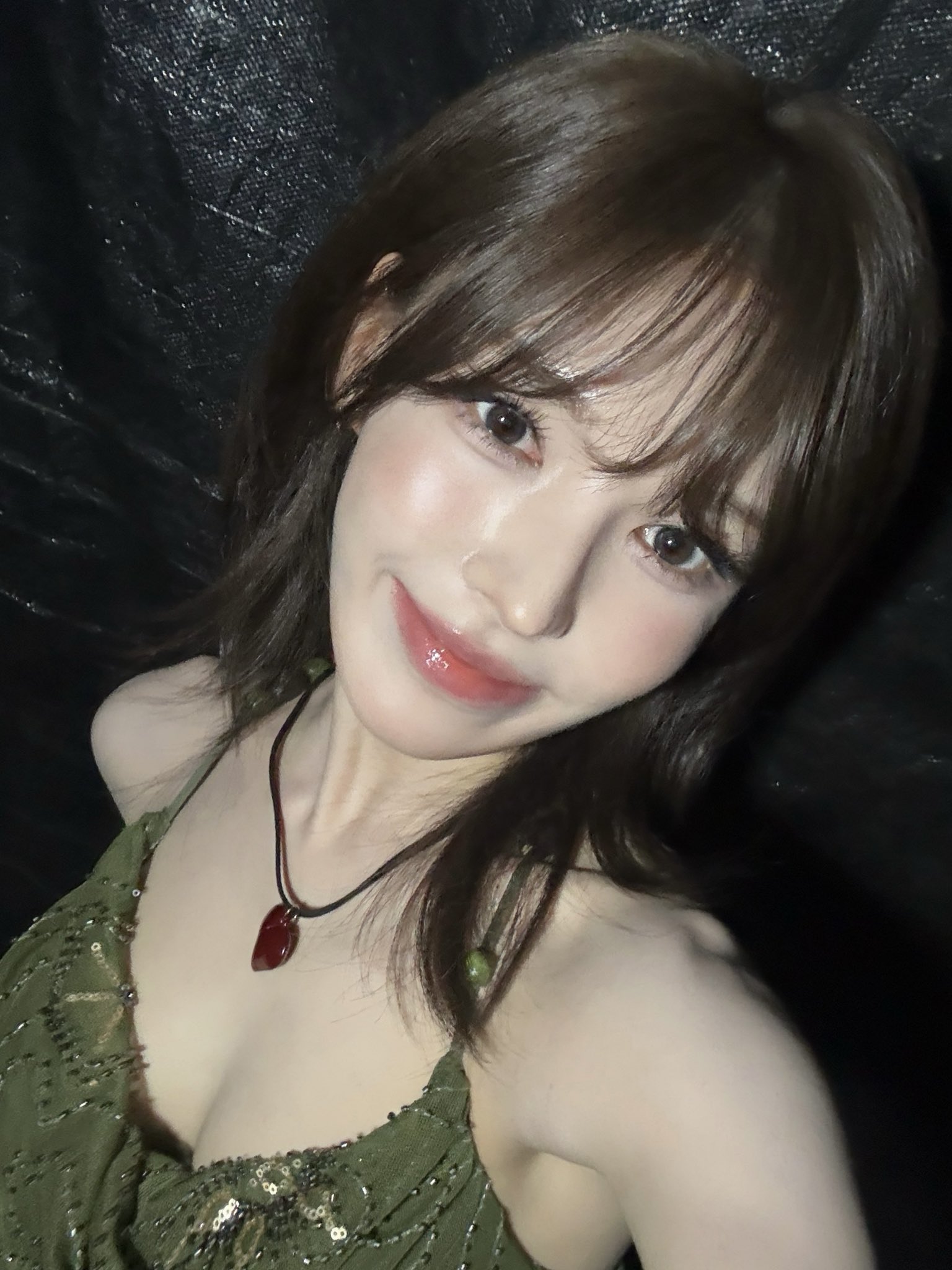 콘서트에서 녹색 셔링 끈나시 숙이는 웬디 알찬 가슴골 노출