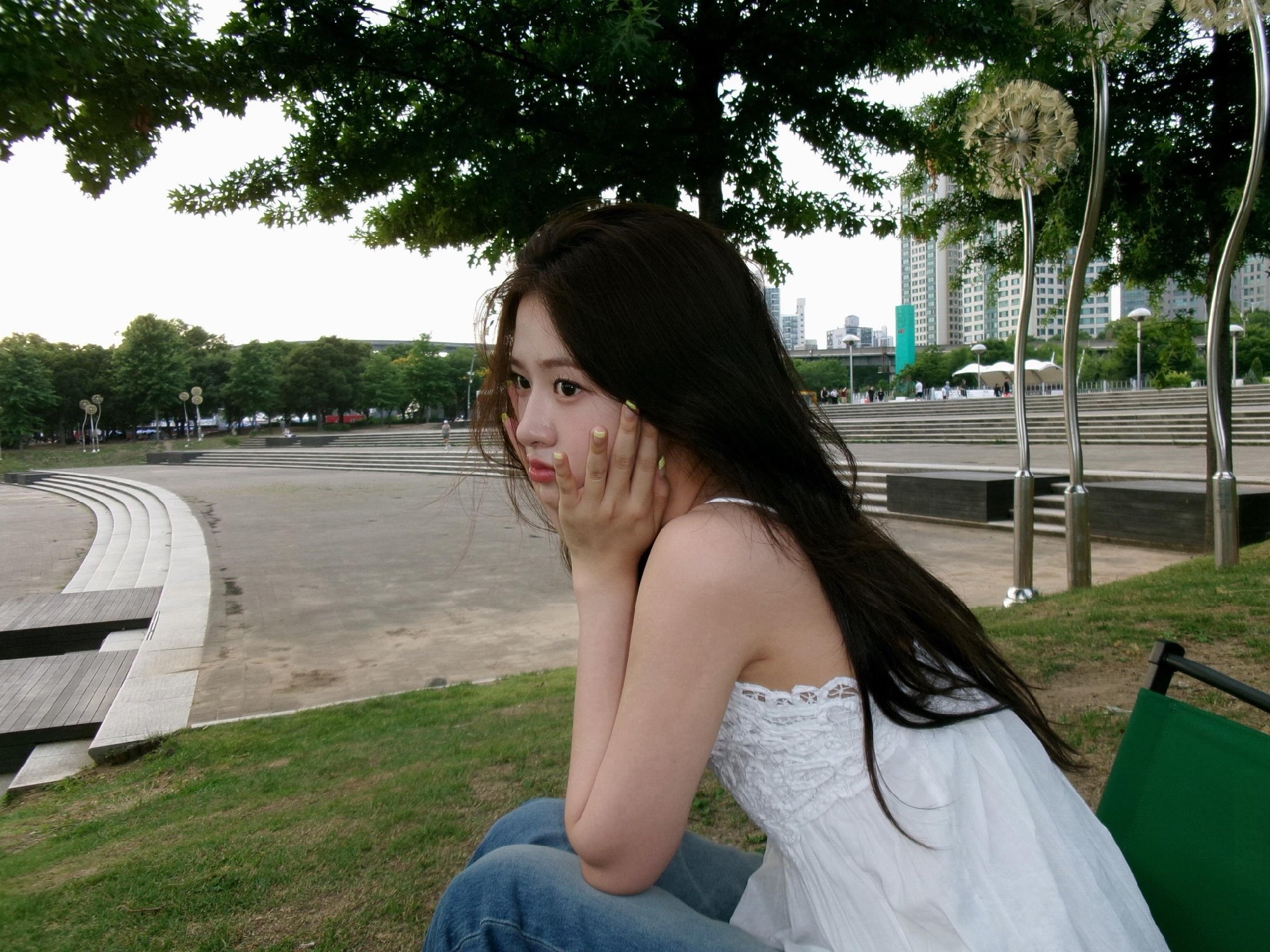 아이브 안유진 여친짤 시원한 흰 끈나시 봉긋한 가슴 겨드랑이