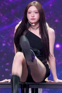 IVE Yujin Black Outfit GIF