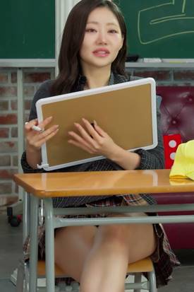 다리 꼬는 키스오브라이프 쥴리 움짤