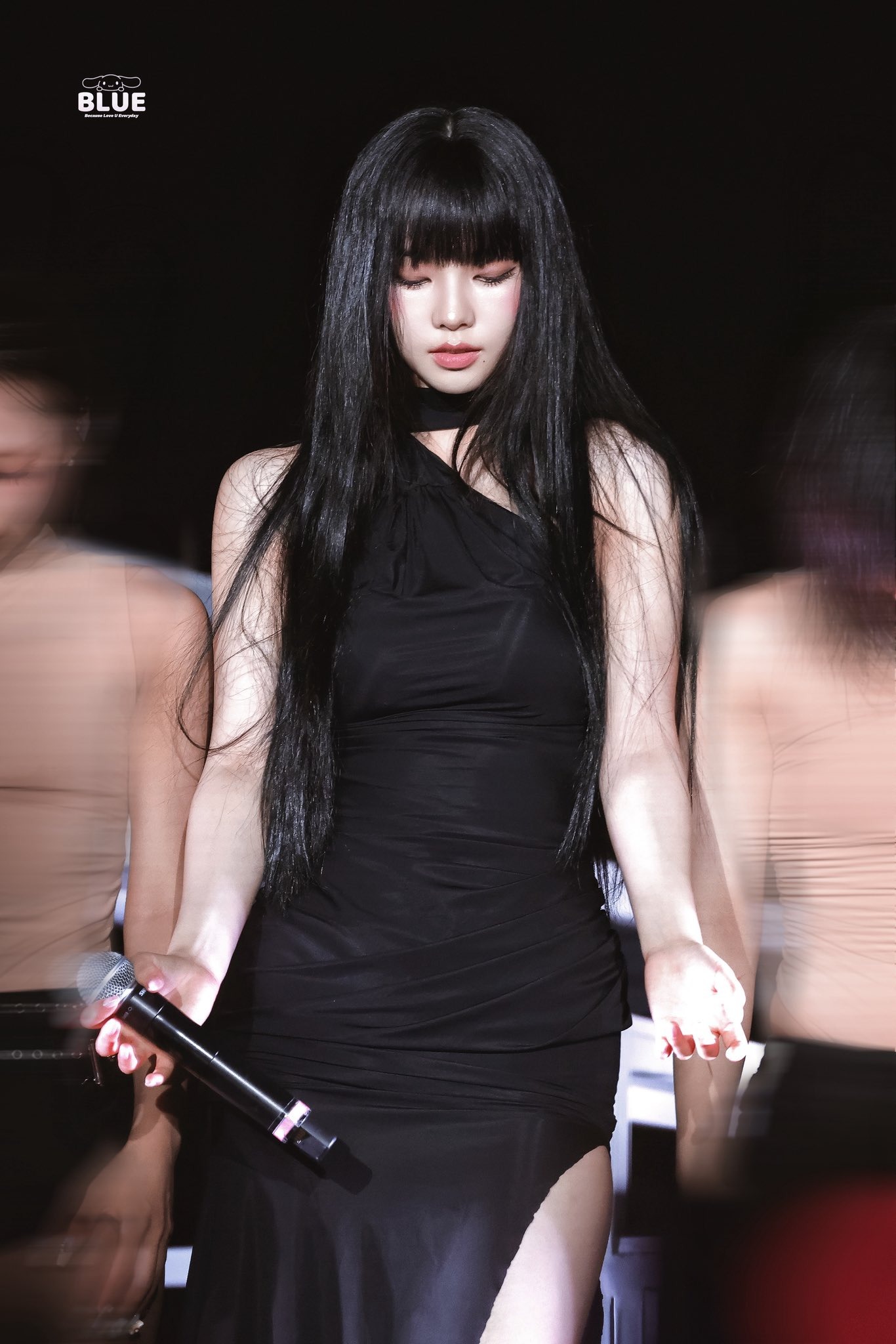 카리나 칠레 공연 옆트임 검정 오프숄더 미시룩 야한 허벅지 #2