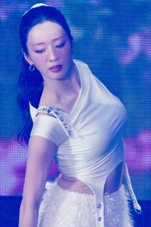 上半身がタイトなApink ユン・ボミのGIF