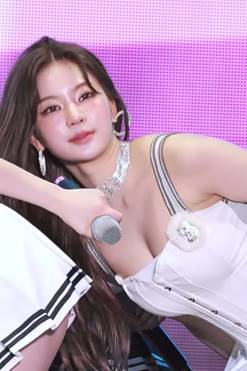 Fine Sleeveless STAYC Isa GIF