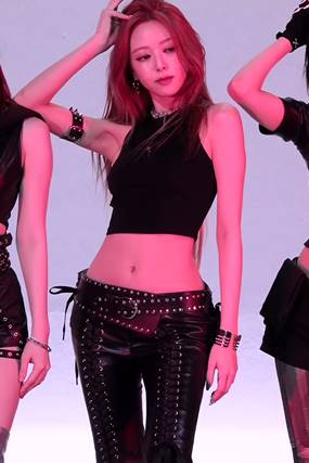 ITZY ユナ うつし GIF（ヒップにまたがる）
