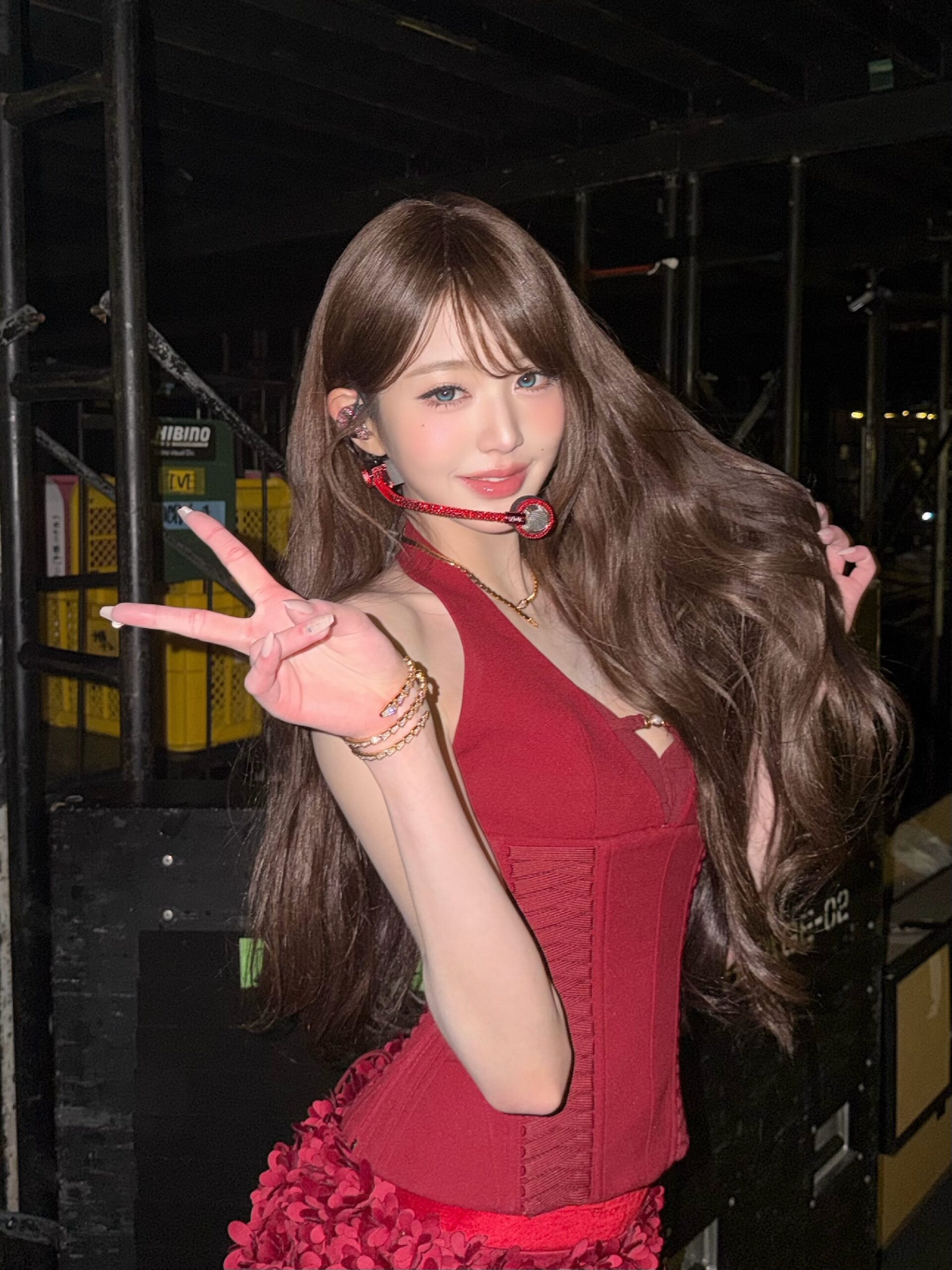 IVE チャン・ウォニョン 赤いコルセット衣装 胸元のあらわし 長い脚 美脚ライン - インスタグラム