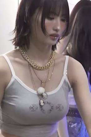 목걸이만 보게 되는 트와이스 모모 움짤