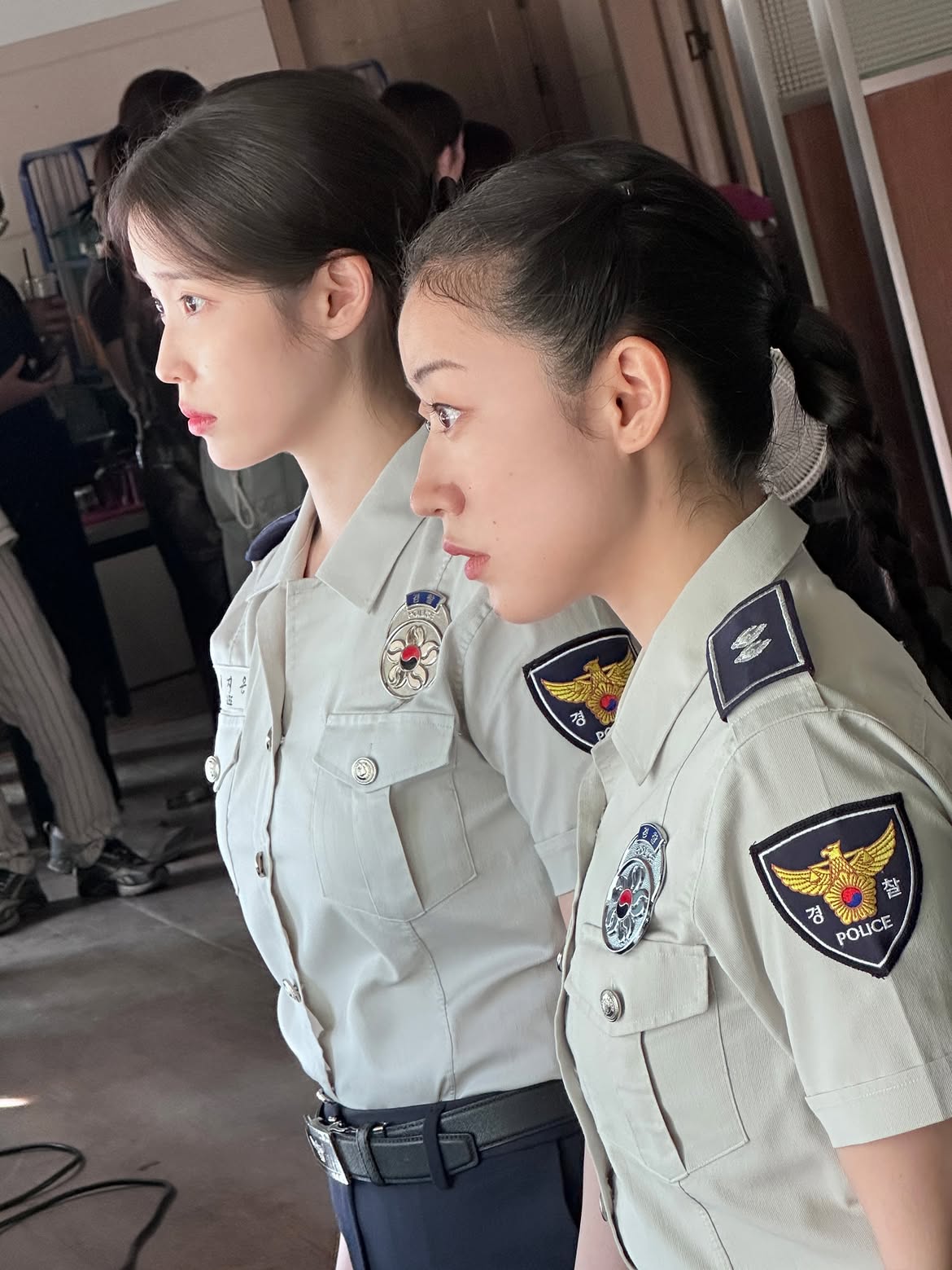 新作MVで警察官の制服を着たIU…さりげなくセクシーなボディライン