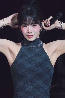 白くてがっしりしたホルターネックワンピース PRO MISE NINE イ・チェヨン GIF