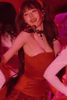 IVE Jang Won-young GIF Showing Side Slit