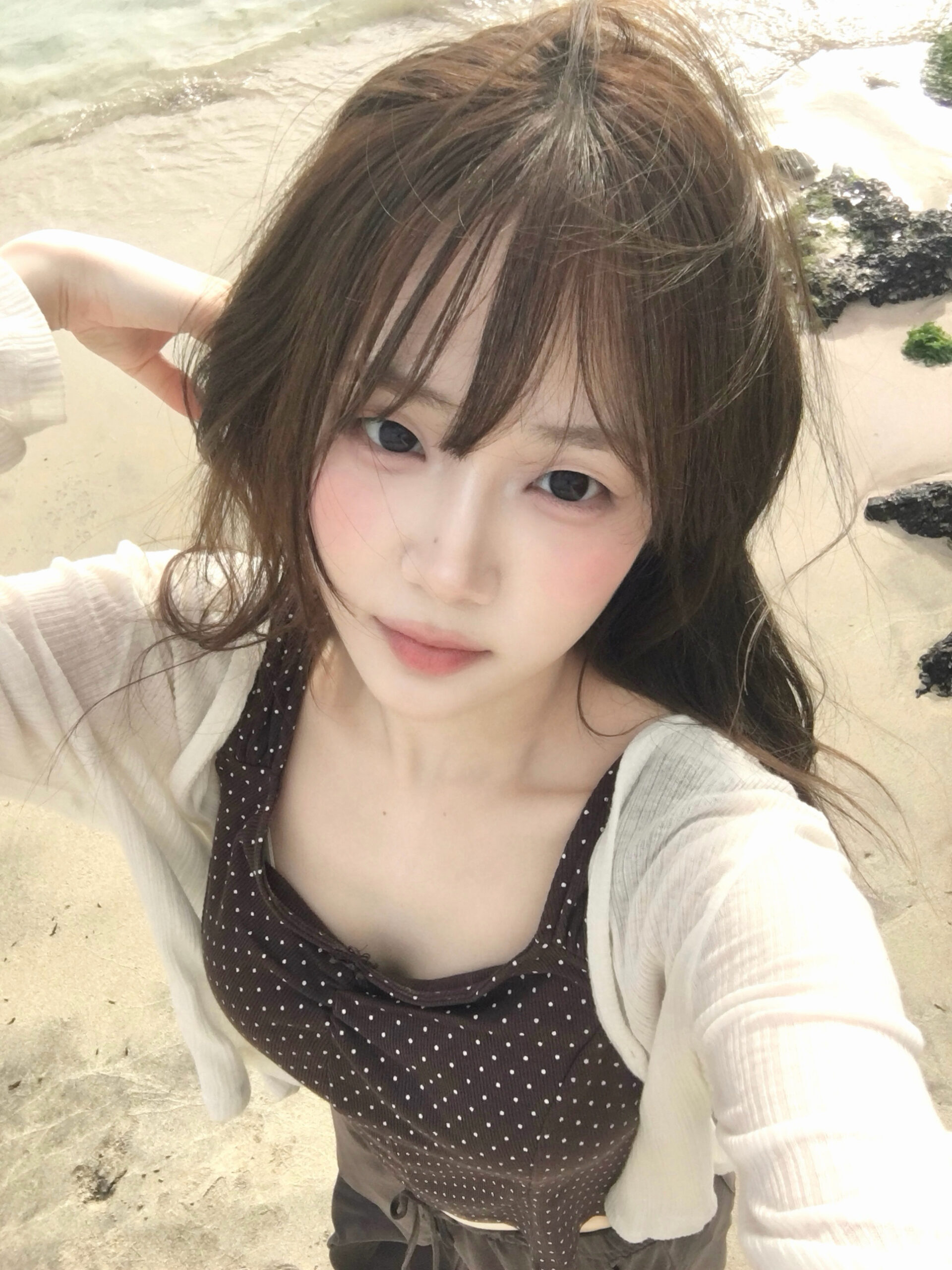 수영장에 간 트리플에스 윤서연 살짝 윗슴골 + 올려다보는 얼굴