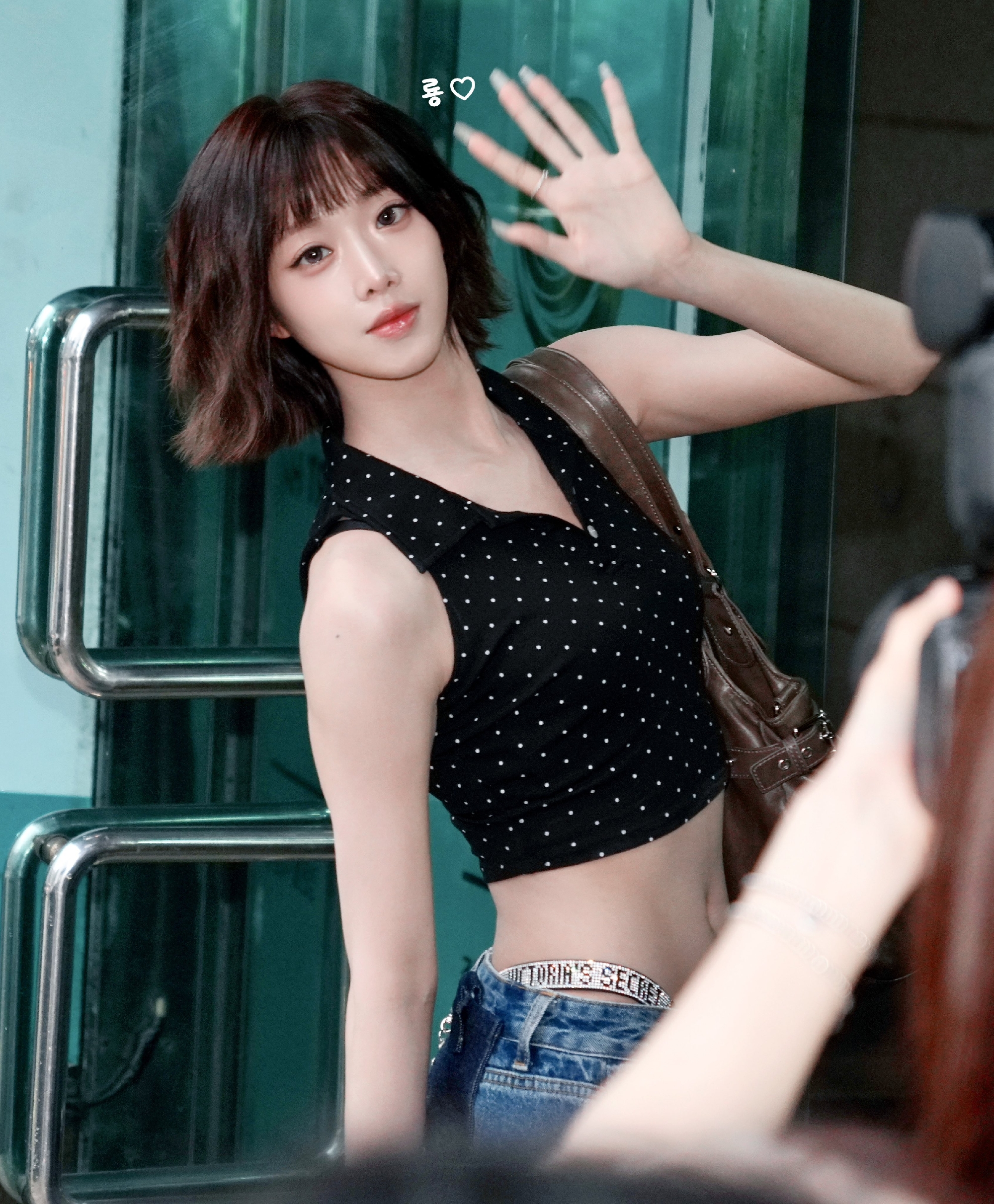 [트리플에스] 니엔의 T팬티끈을 양쪽에서 잡아 당기는 멤버들
