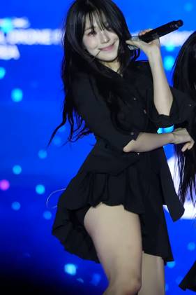 Promisena9 Baek Ji-heon GIFs Showing Off Her Thighs