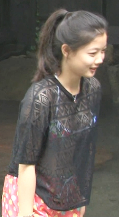 Karina 纯白细肩带连衣裙机场时尚—散发满满女性魅力的美貌与身材