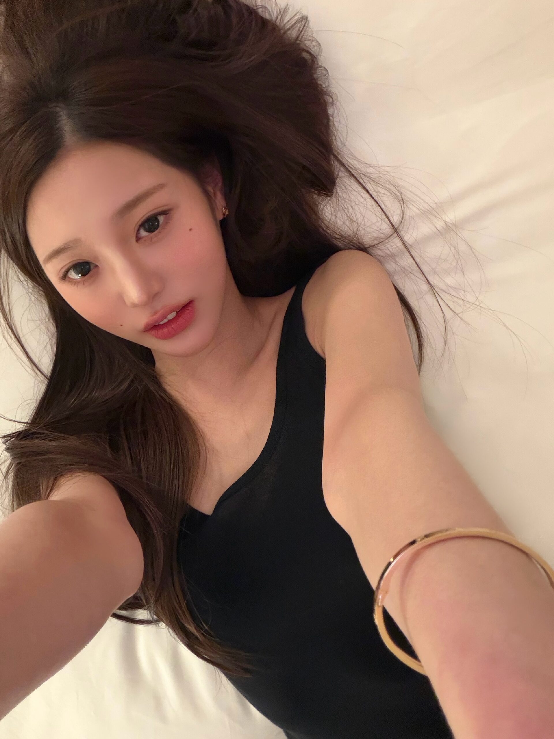 Jang Won-young Turns Up the Charm While Taking a Bed Selfie in a Black Dress