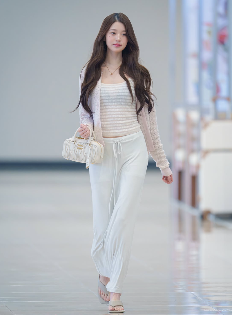 출국하는 장원영 검정 브라 + 속바지 비치는 화이트 시스루룩 미모