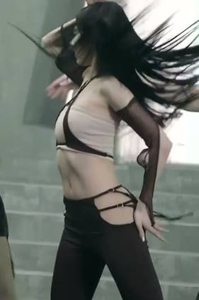 LE SSERAFIM Kazuha GIFs with a Beautiful Abs and Waist Line