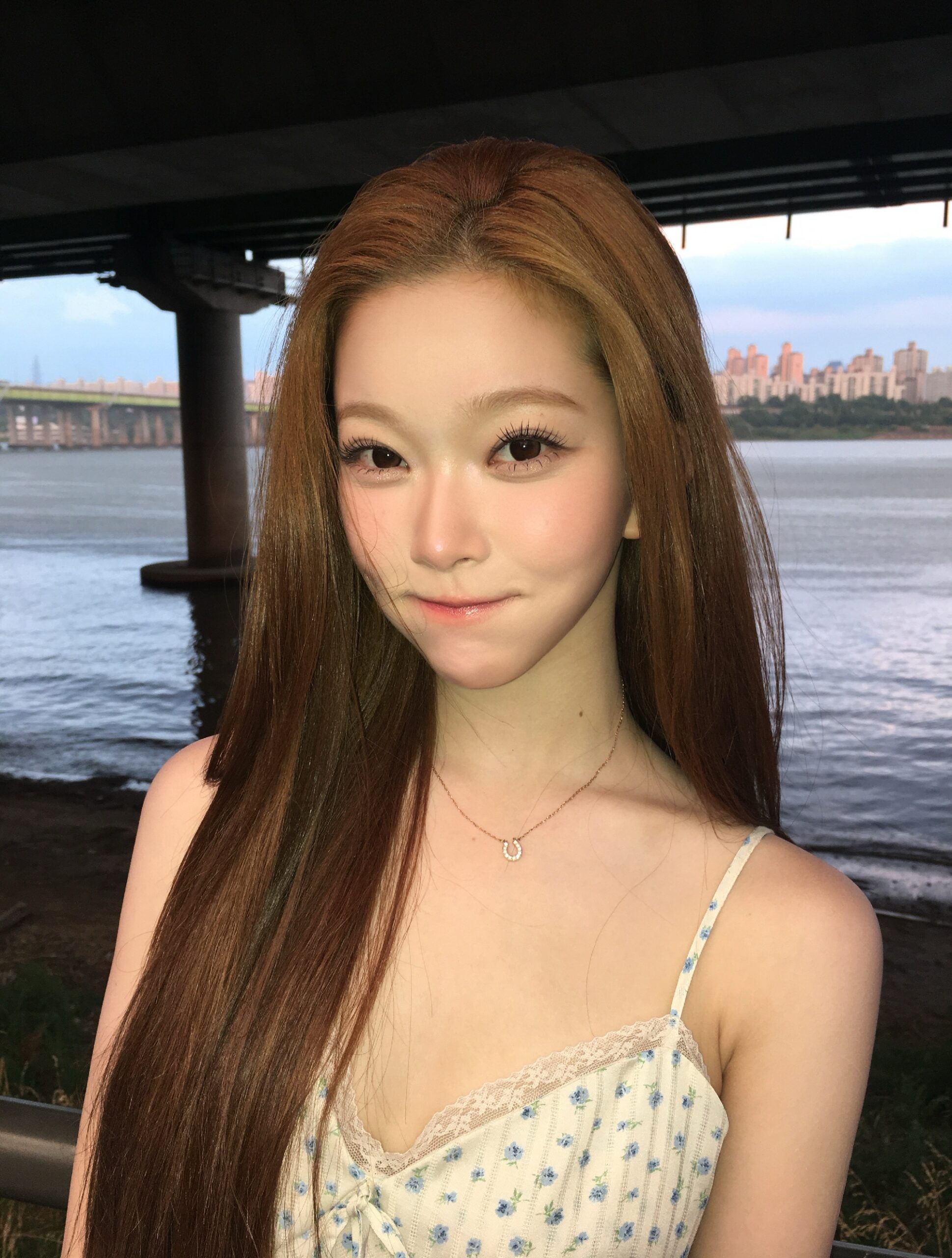 白色波点睡裙，Billy Tsuki 一边在汉江散步一边散发蓬松感的胸口