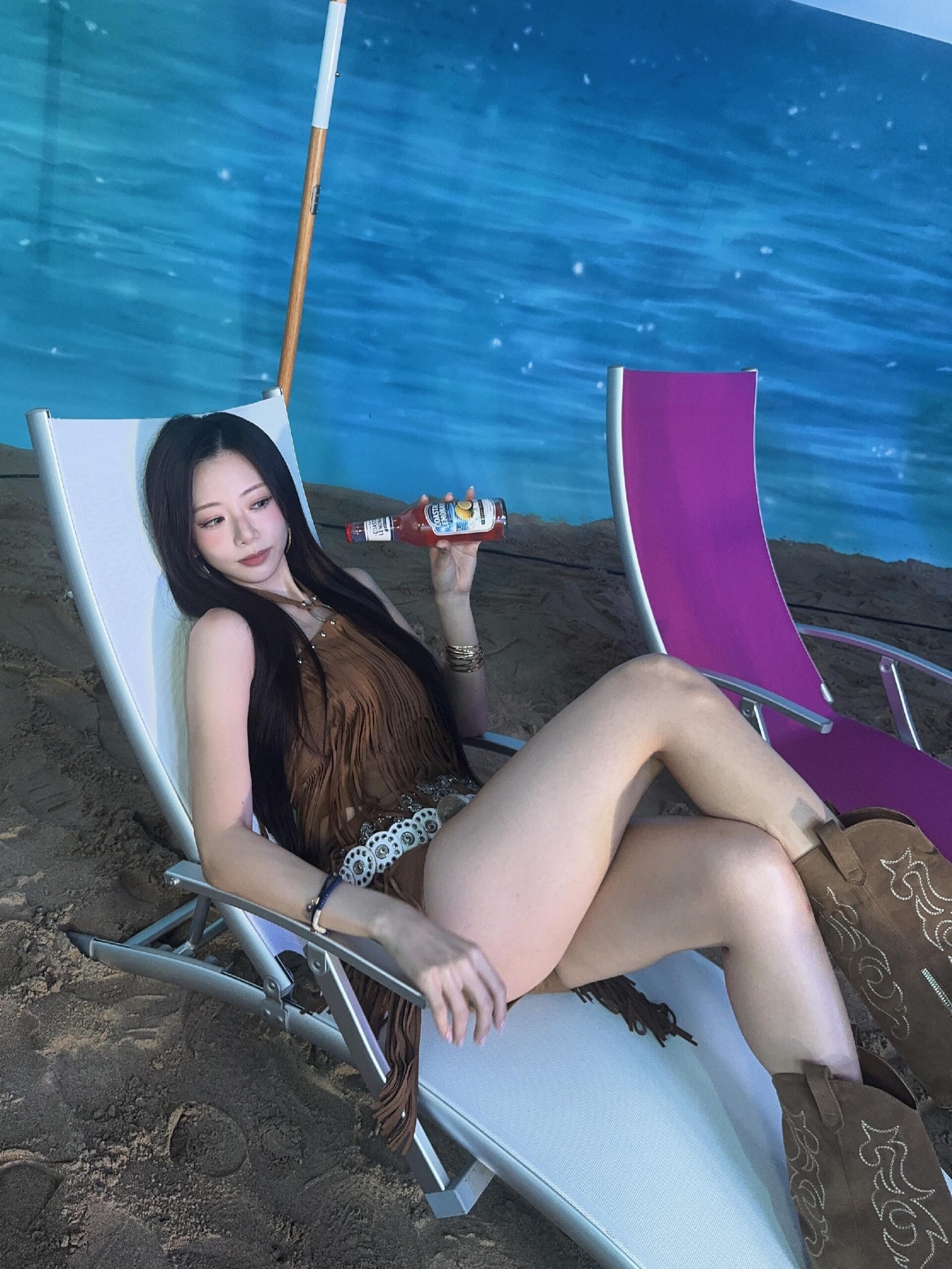 躺在日光浴躺椅上的牛仔女孩Dreamcatcher 志优，热裤与光滑大腿