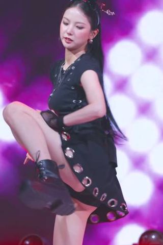 Captivating Kepler Choi Yujin GIF