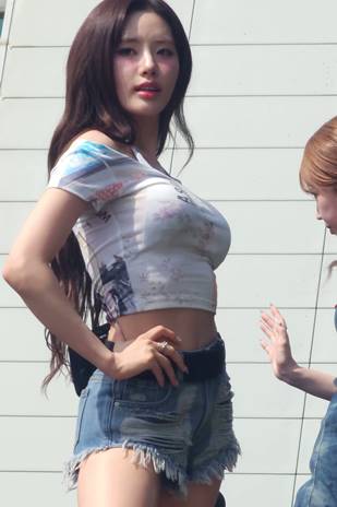 自信满满的fromis_9 朴智元动图