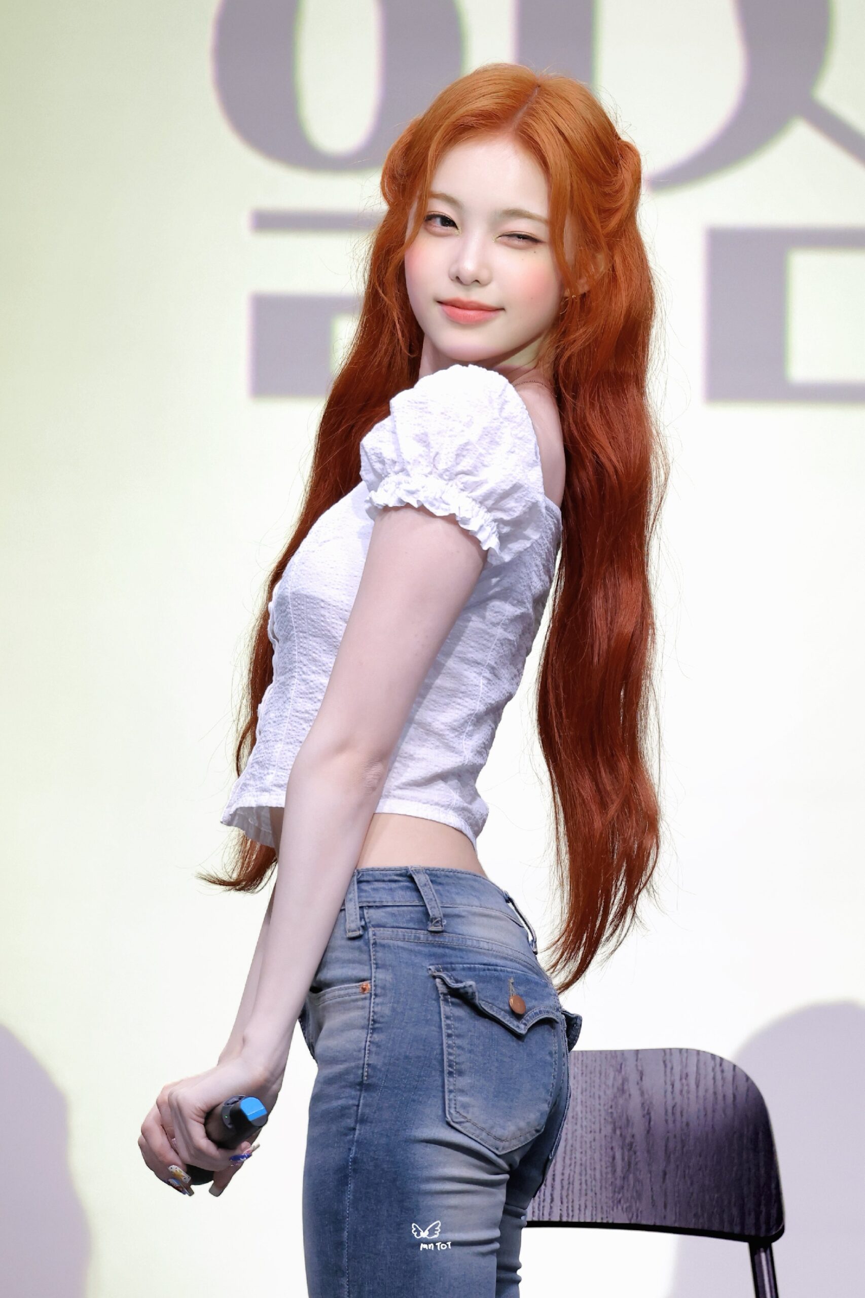 이안 미니팬미팅 순백색 셔링 크롭티 야꼽 + 청바지 골반 엉태