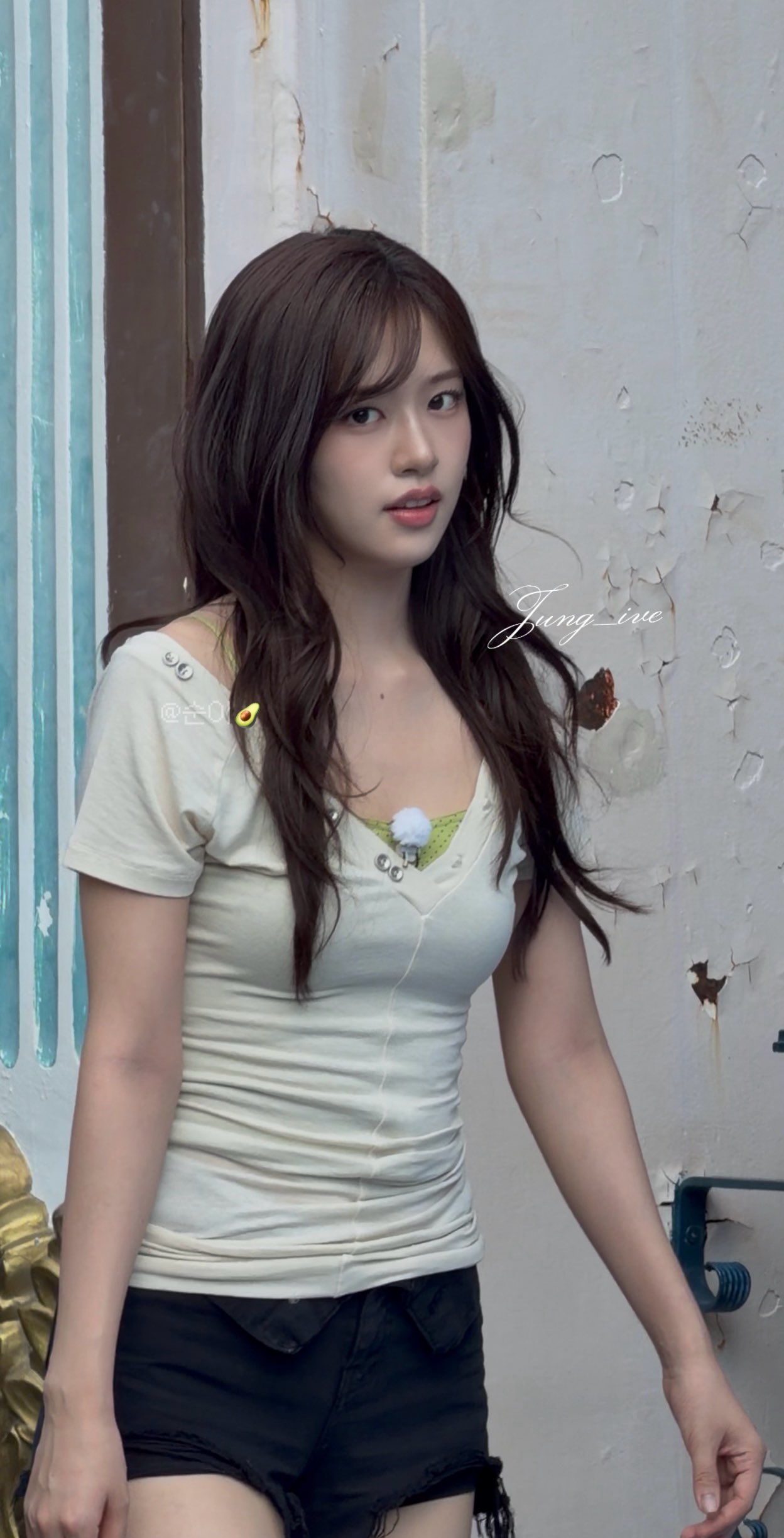 에버랜드 놀러 간 아이브 유진 찢어진 검정핫팬츠 매끈한 허벅지