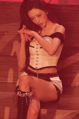 ITZY Yuna GIF of abs and pelvis
