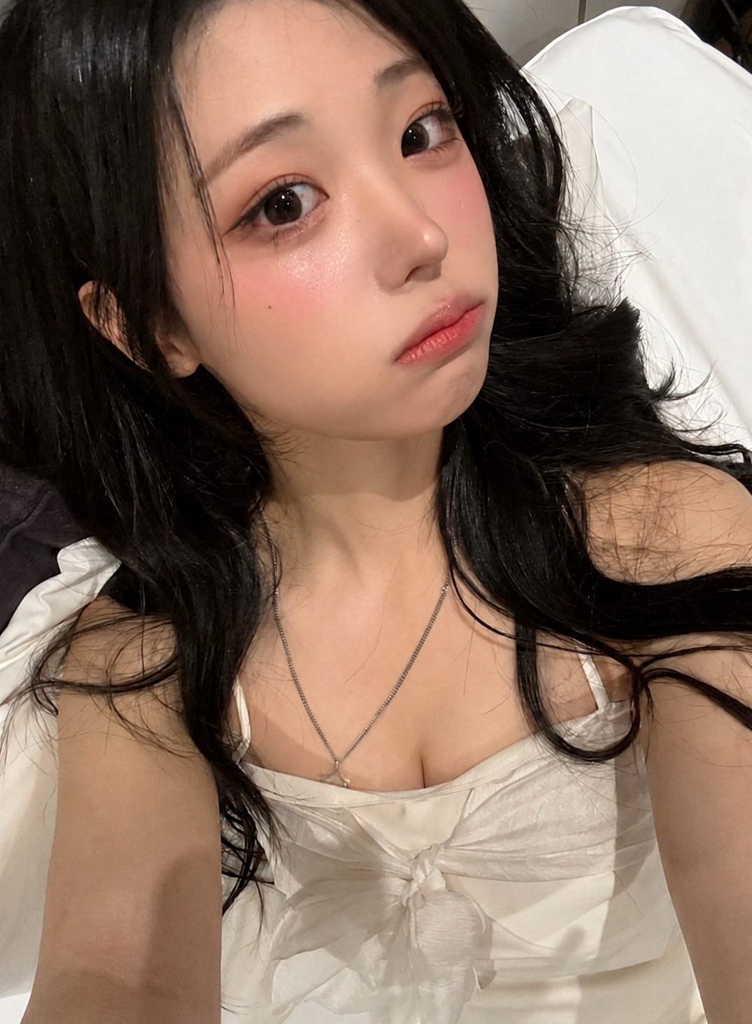 QWER ヒナ：よく分かってる ニャンニョンニャンの頃…レースのキャミソール、思わず目を引く胸元