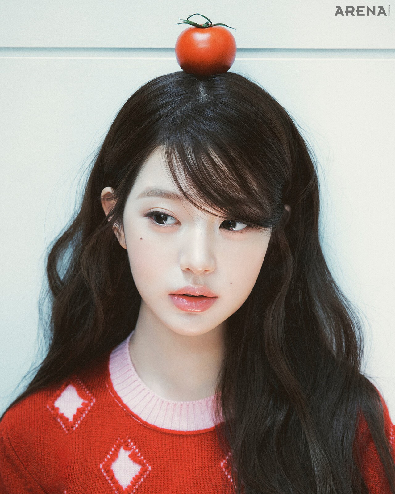 Jang Won-young Arena photo shoot... Black midi look lying on the sofa, hip line