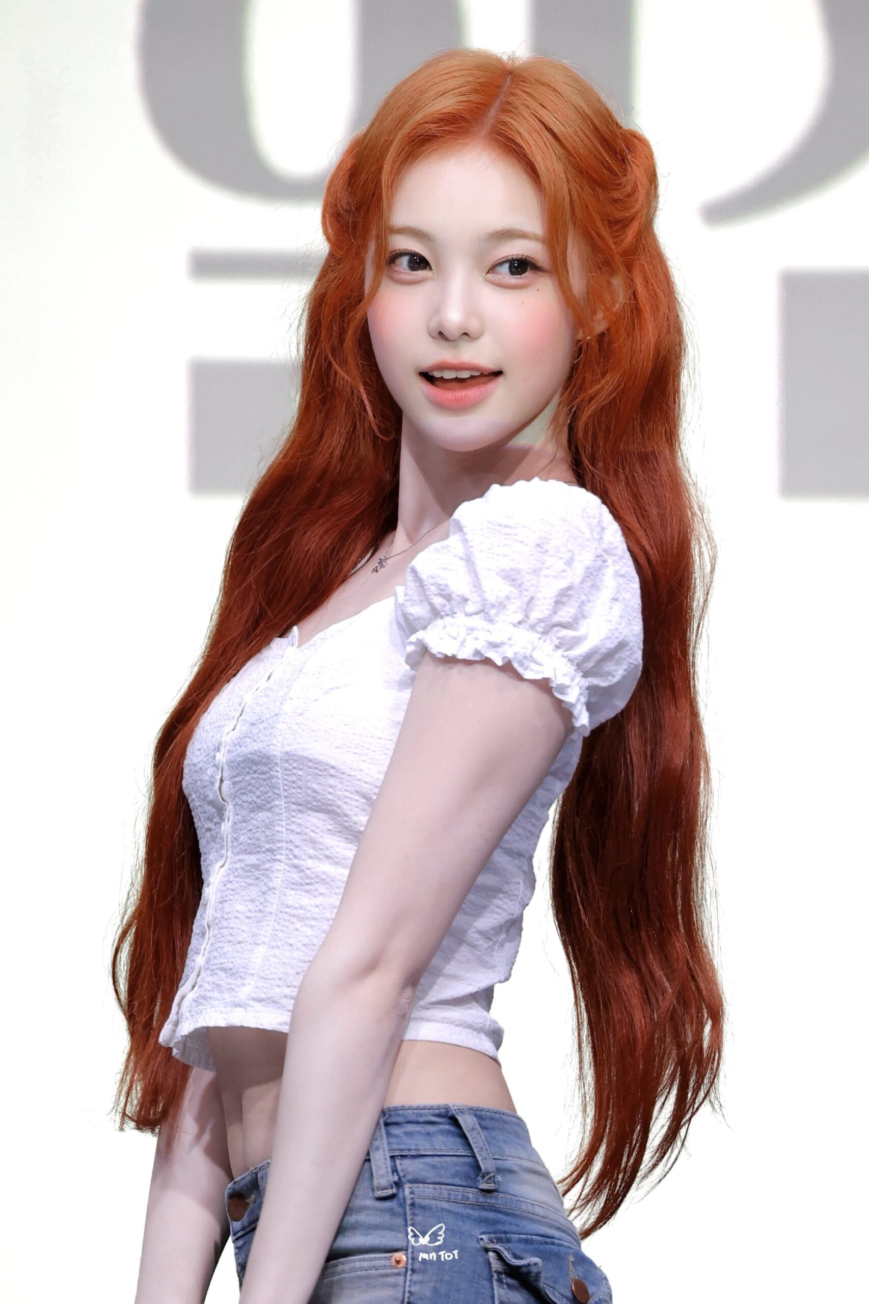 이안 미니팬미팅 순백색 셔링 크롭티 야꼽 + 청바지 골반 엉태