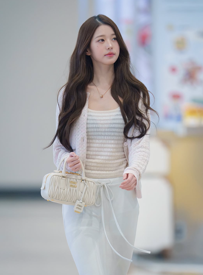 출국하는 장원영 검정 브라 + 속바지 비치는 화이트 시스루룩 미모