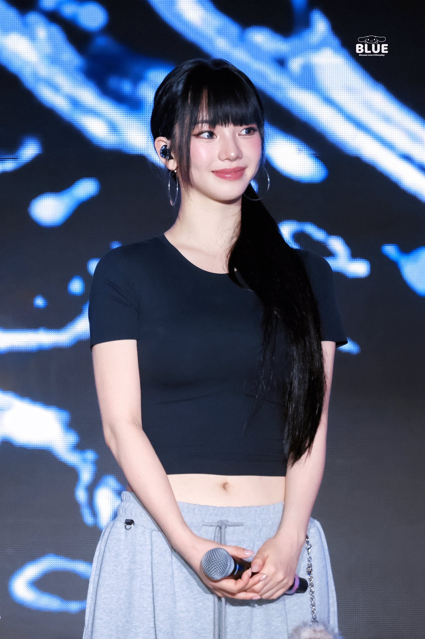 풀뱅 헤어 카리나...브라 비치는 검정 크롭티 + 야한 복부 - 페루