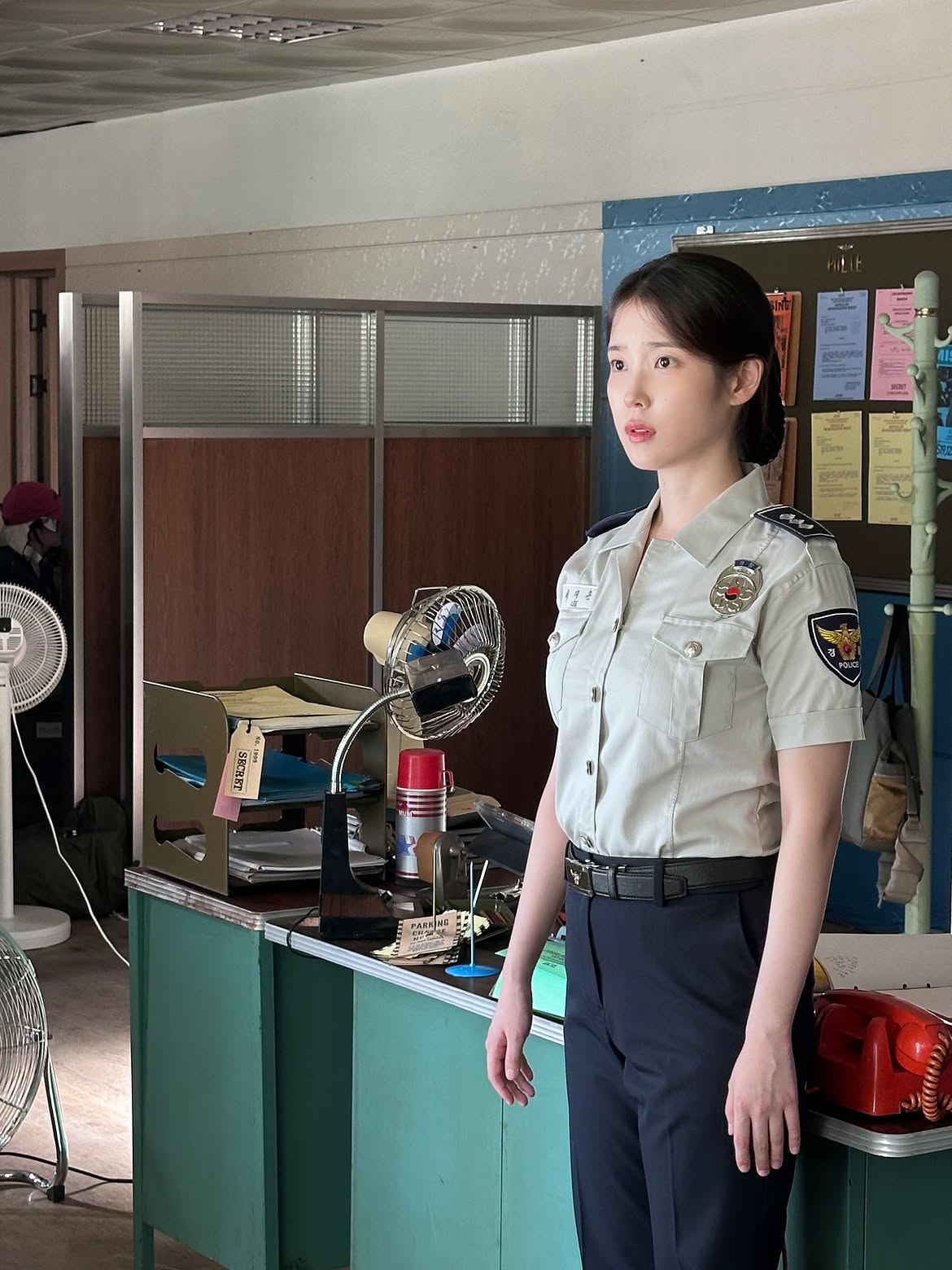 新作MVで警察官の制服を着たIU…さりげなくセクシーなボディライン