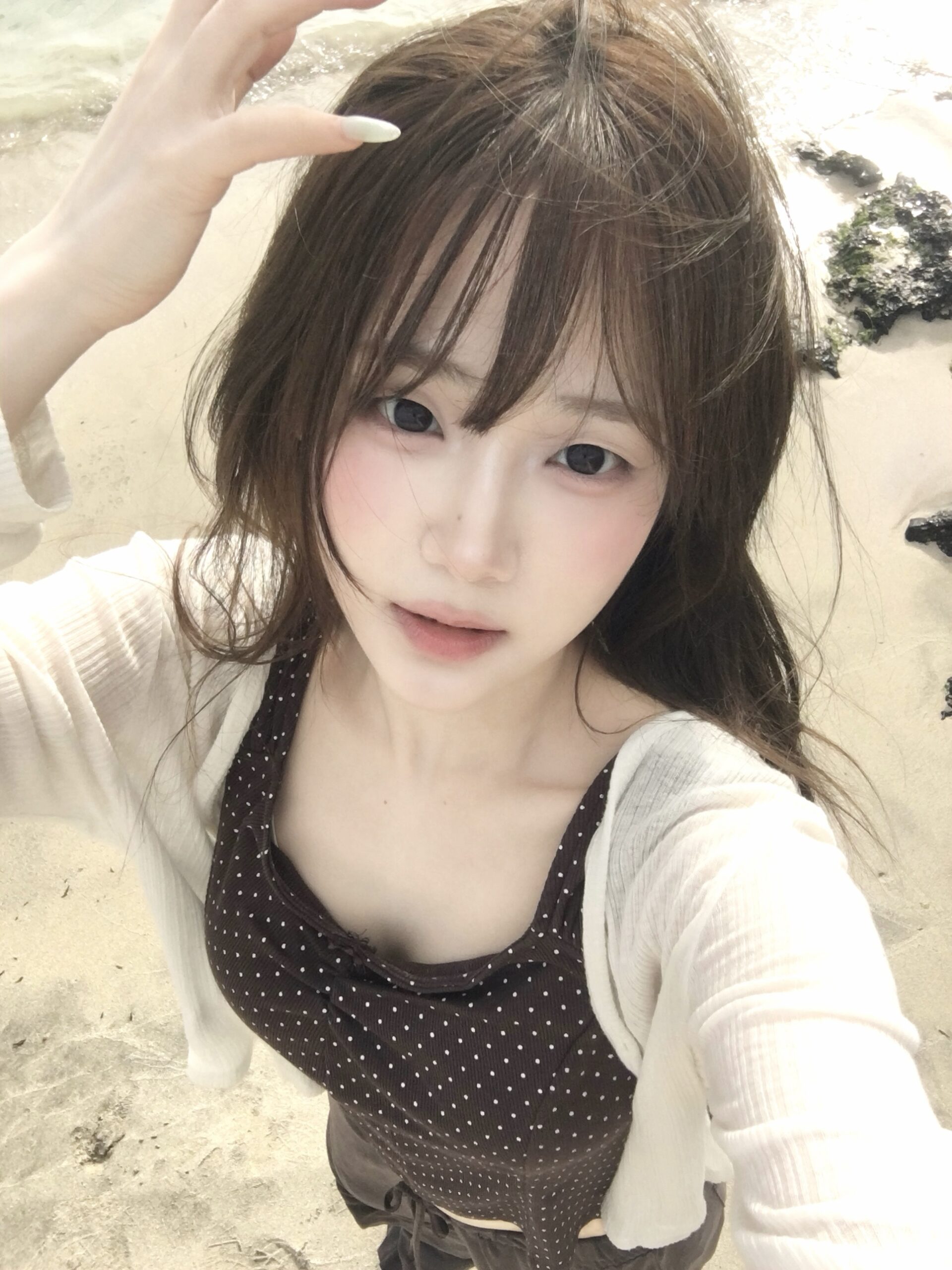 수영장에 간 트리플에스 윤서연 살짝 윗슴골 + 올려다보는 얼굴