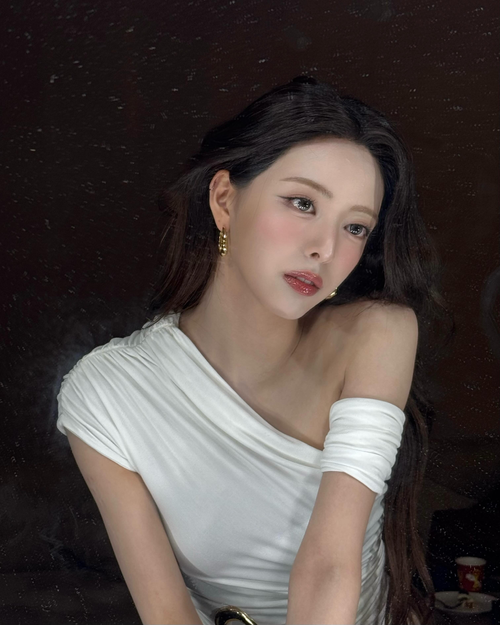 [있지] 예쁜 유나 화이트 원오프숄더 매끈한 어깨 겨드랑이