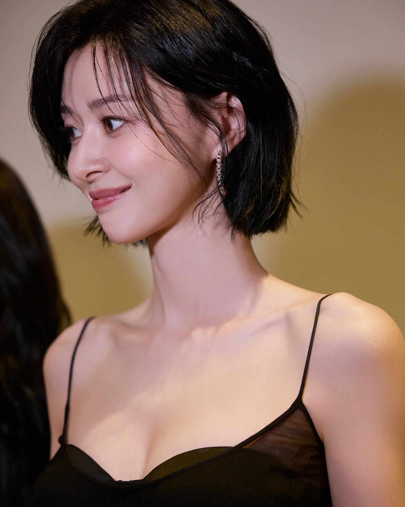 クォン・ナラが見せる黒のブラ見えシースルー紐ドレスのふんわり胸元の谷間と太もも