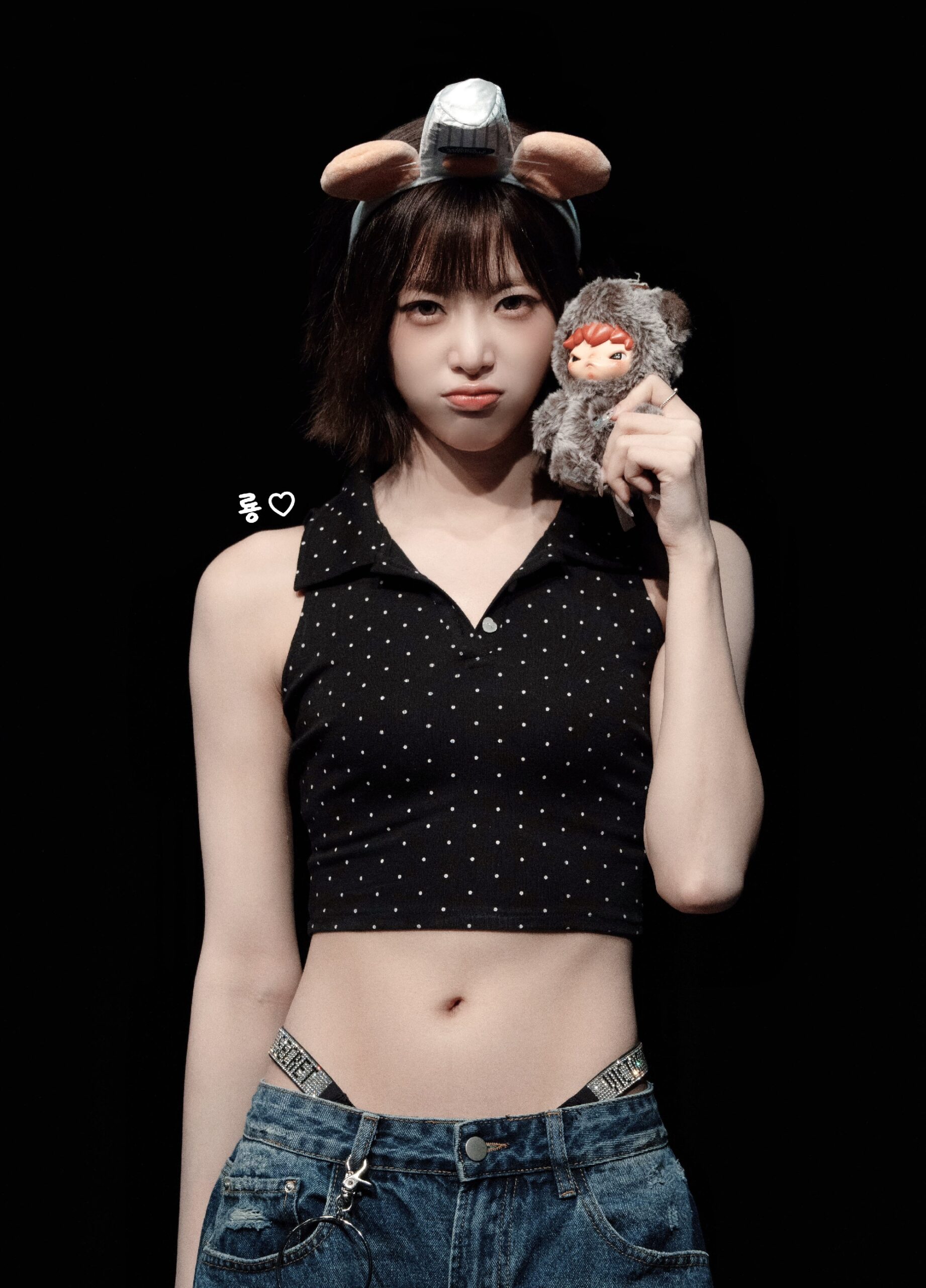 [트리플에스] 니엔의 T팬티끈을 양쪽에서 잡아 당기는 멤버들