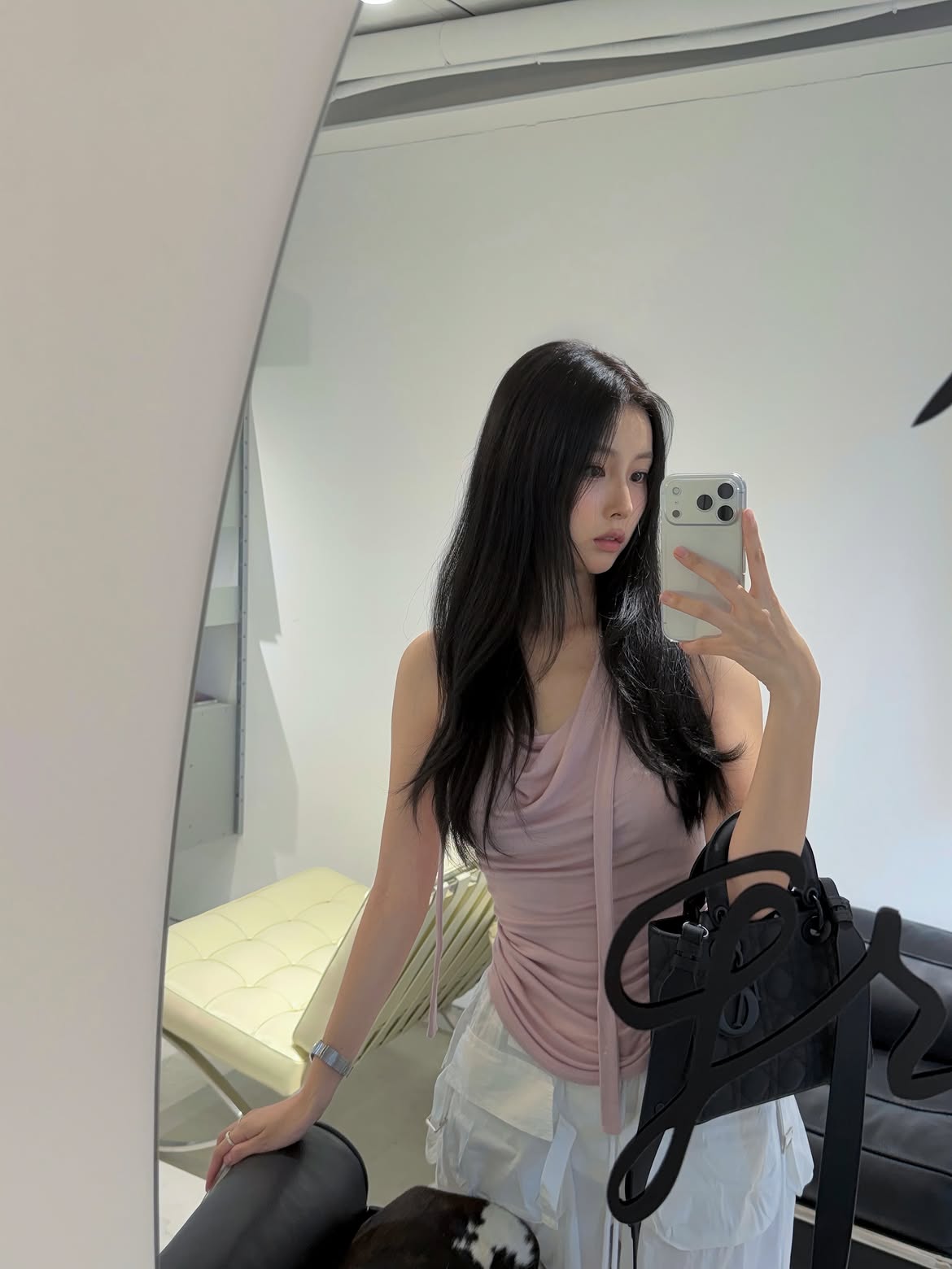IZ*ONE カン・ヘウォン 日常インスタ：しっかりした白リブトップ＋グレーのショートレギンス