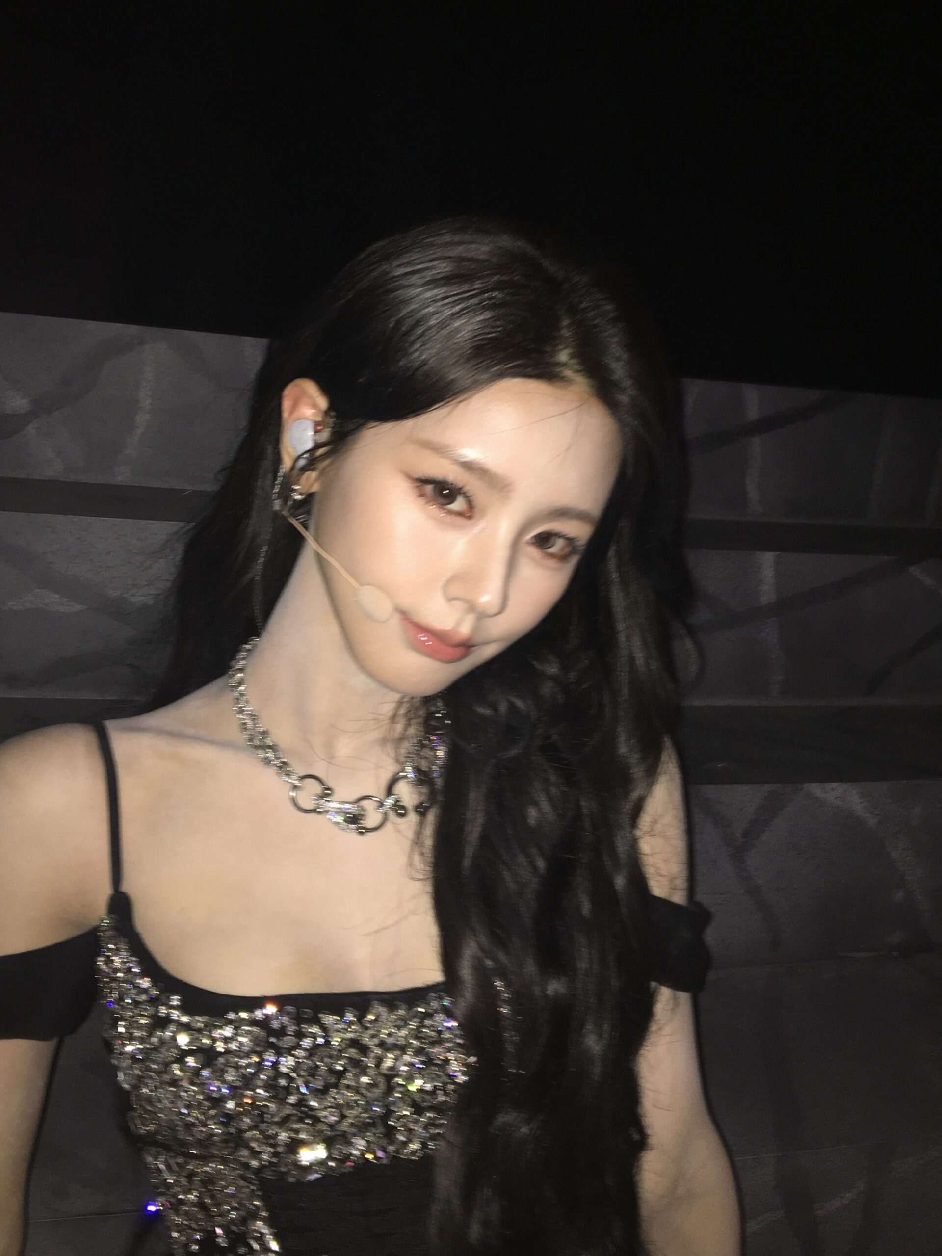 米娅 黑色闪光吊带胸前 + 红色格纹吊带 - Instagram