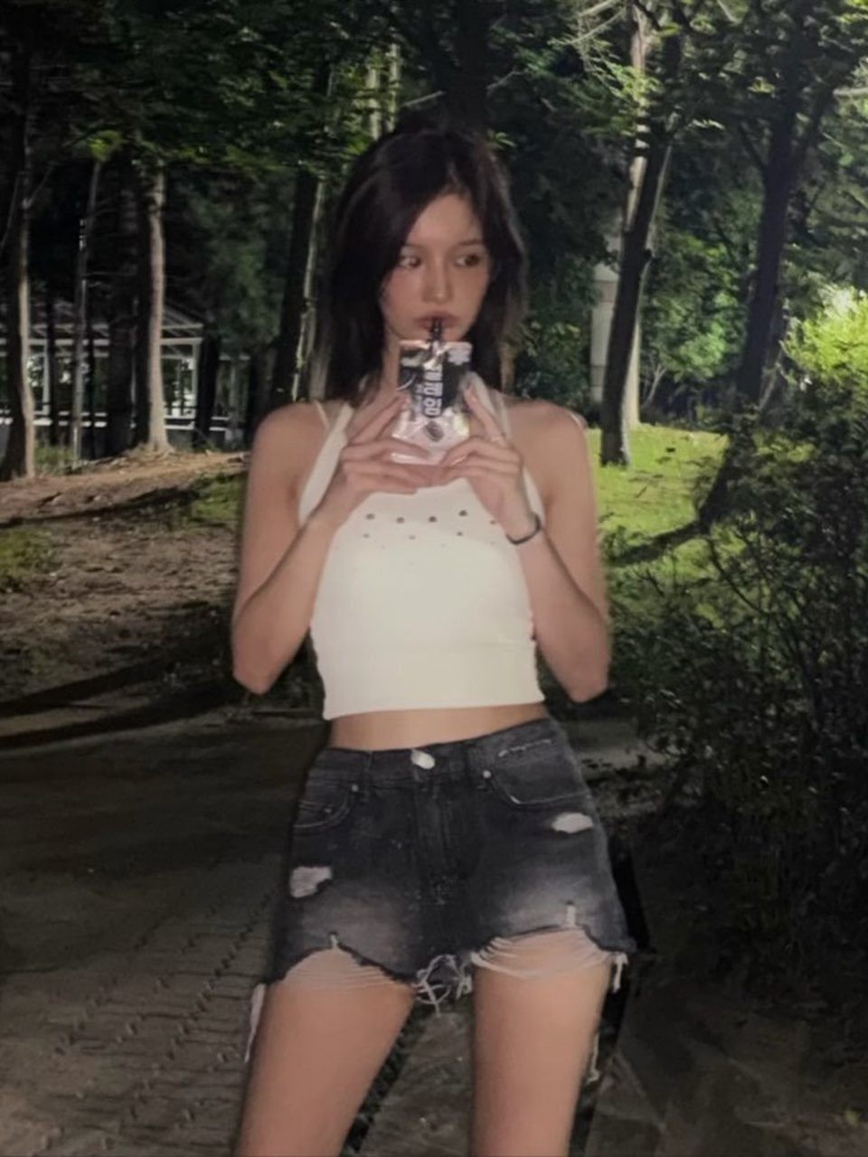 화이트 끈나시 + 청핫팬로 밤산책하는 설윤 배꼽 겨 허벅지