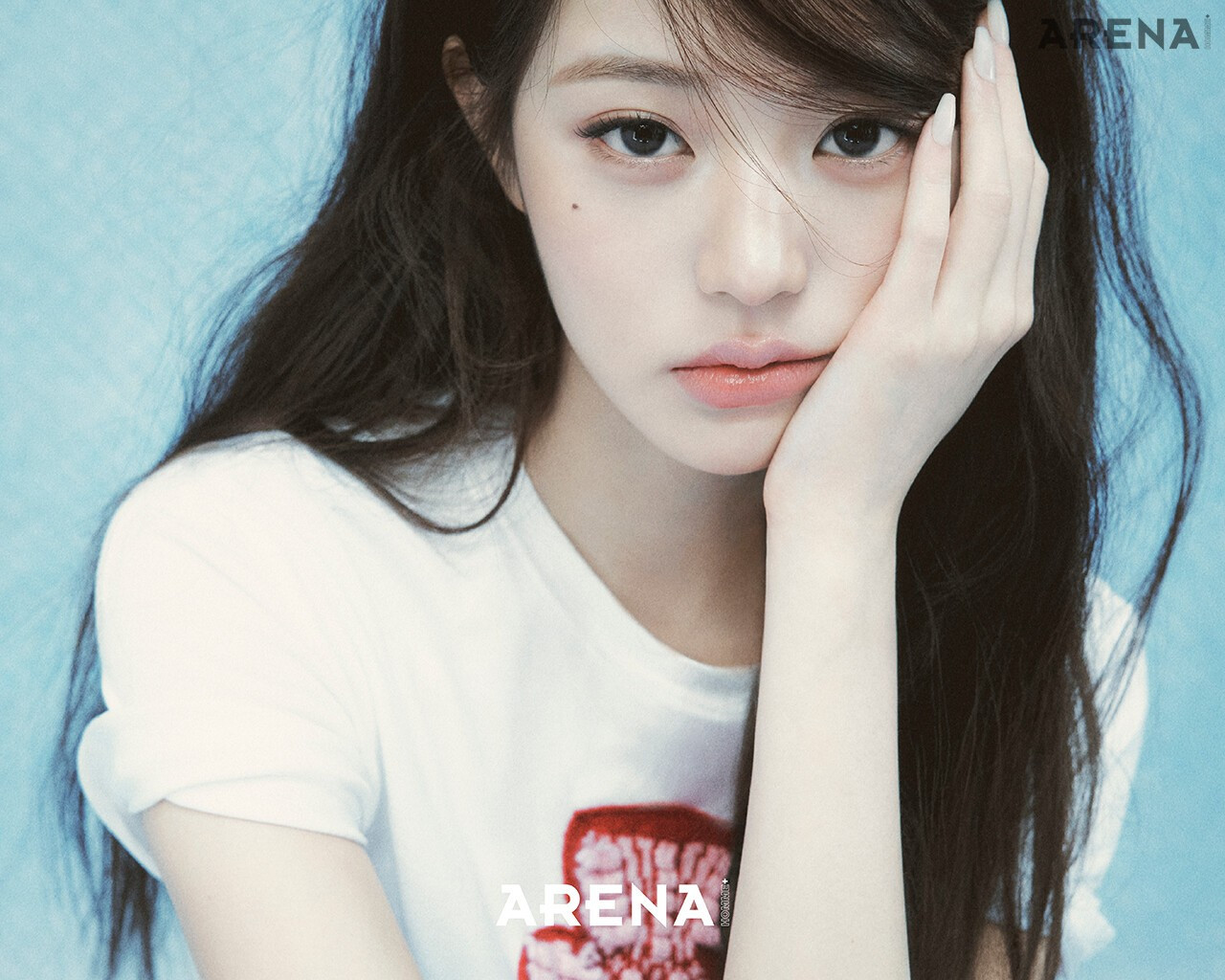 Jang Won-young Arena photo shoot... Black midi look lying on the sofa, hip line