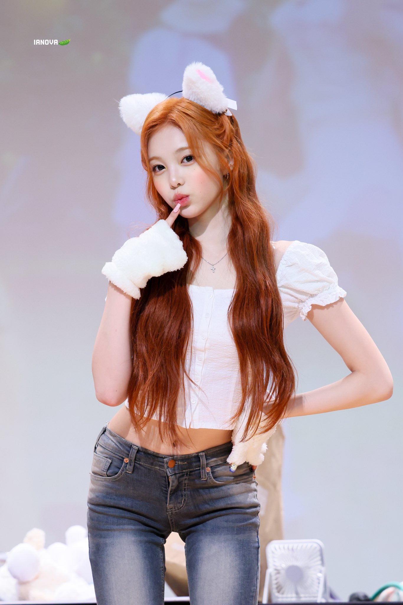 이안 미니팬미팅 순백색 셔링 크롭티 야꼽 + 청바지 골반 엉태